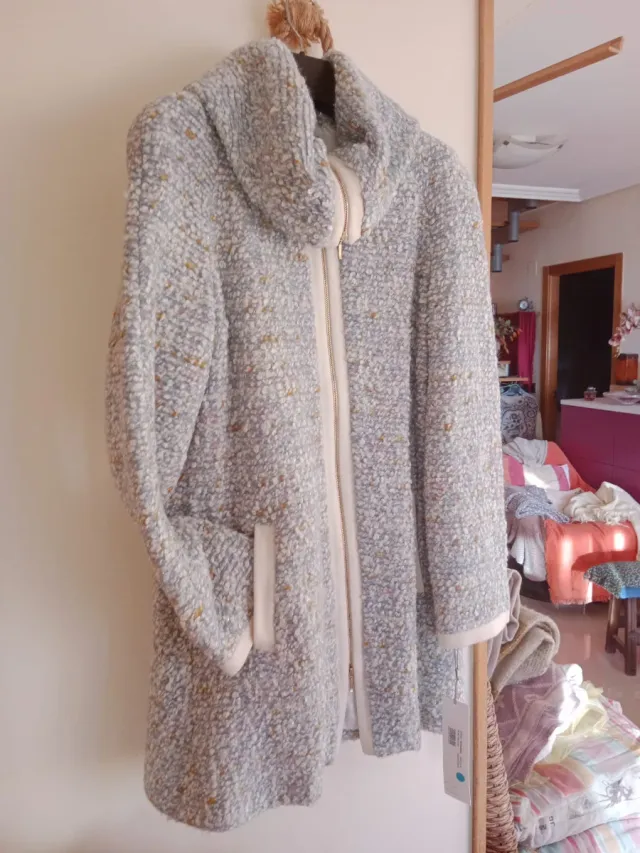 Abrigo azul con detalles dorados