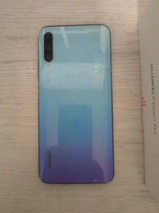 Varios telefoni: Huawei P Smart Pro e Redmi 9T