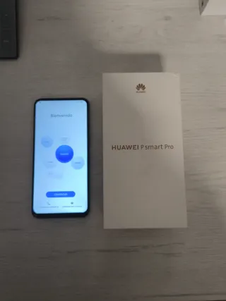 Varios telefoni: Huawei P Smart Pro e Redmi 9T
