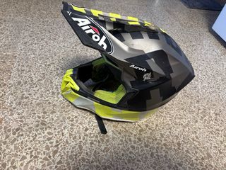 Casco Airoh Twist Amarillo/Negro