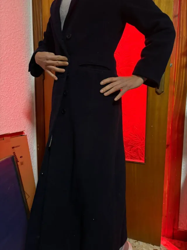 Abrigo largo negro. Cuerpo entero.