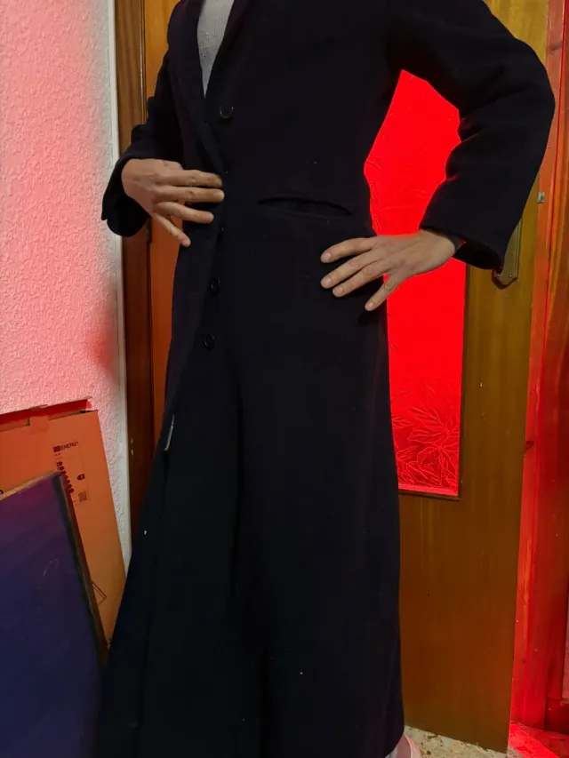 Abrigo largo negro. Cuerpo entero.