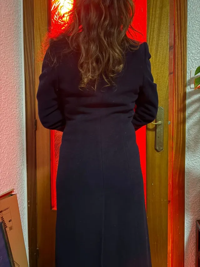 Abrigo largo negro. Cuerpo entero.