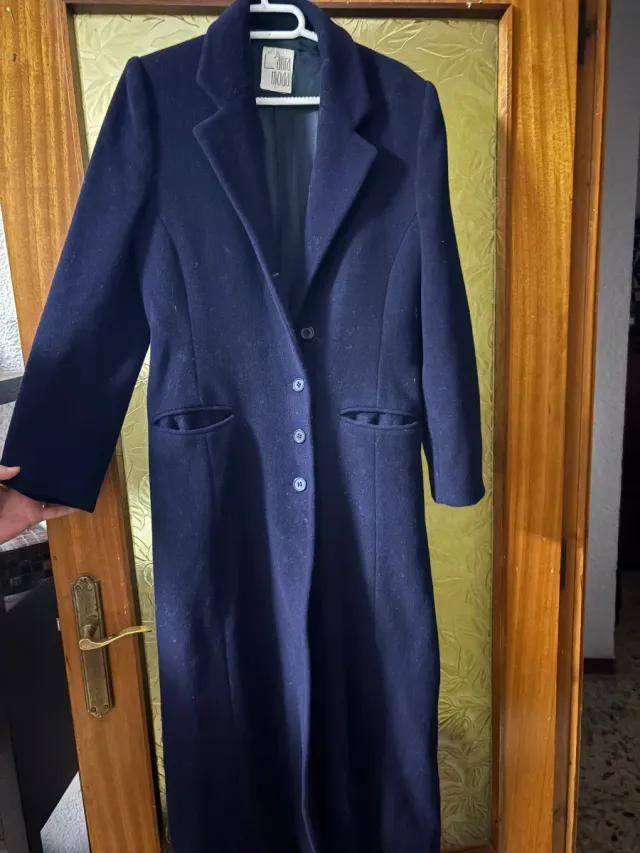 Abrigo largo negro. Cuerpo entero.