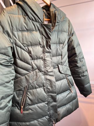 Plumífero verde con capucha