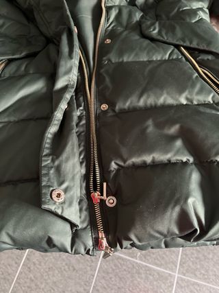 Plumífero verde con capucha