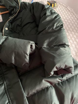 Plumífero verde con capucha