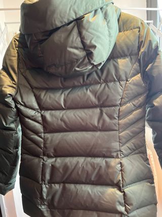 Plumífero verde con capucha