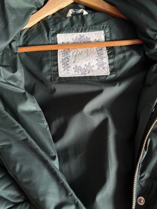 Plumífero verde con capucha