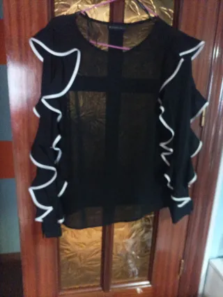 Camisa de fiesta negra con volantes