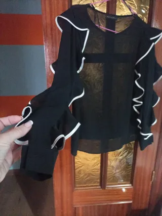 Camisa de fiesta negra con volantes