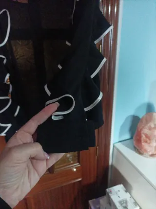 Camisa de fiesta negra con volantes