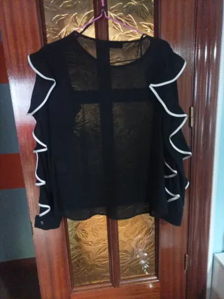 Camisa de fiesta negra con volantes