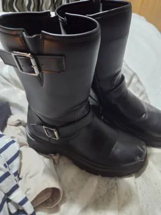 Botas negras media caña con hebilla