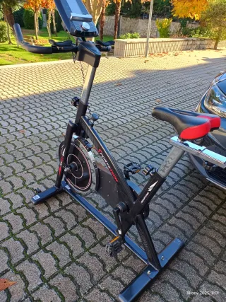 Bicicleta Spinning y también pedales con Calas.