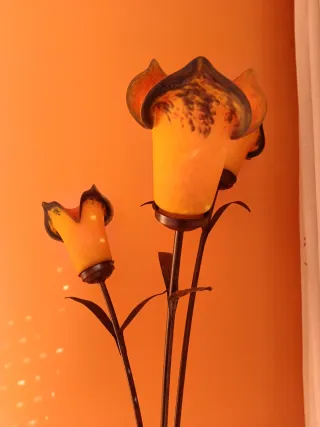 Lámpara de pie de hierro forjado y cristal