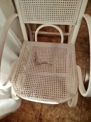 Mecedora blanca de mimbre y madera