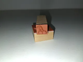 2 sellos  madera y caucho   abeja y manzana