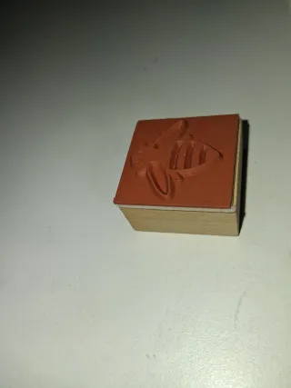 2 sellos  madera y caucho   abeja y manzana