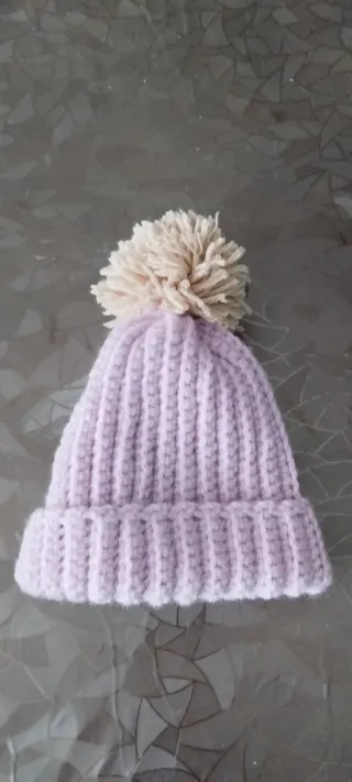 Cappellino neonato con pompon