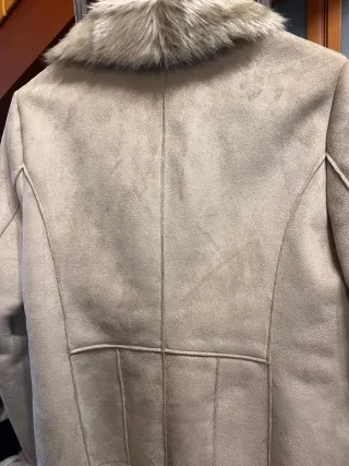 Cazadora NAF NAF beige con pelo