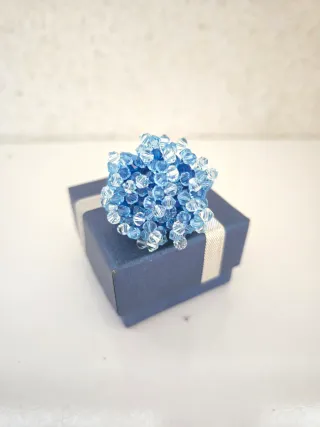 Anillo hecho a mano azul y plateado