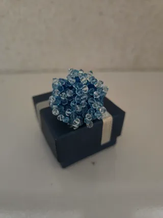Anillo hecho a mano azul y plateado