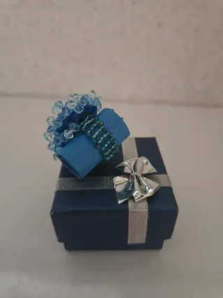 Anillo hecho a mano azul y plateado