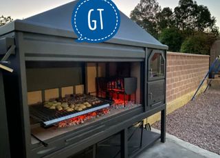 Barbecue metallico nero e grigio