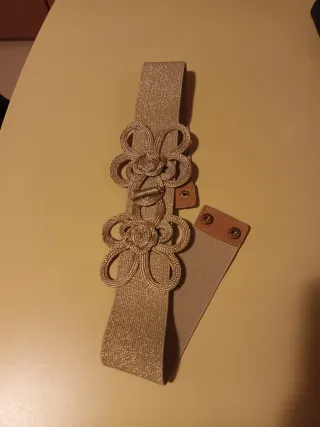 Cinturón dorado con flores