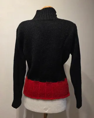 Maglione nero e rosso