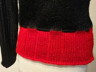 Maglione nero e rosso