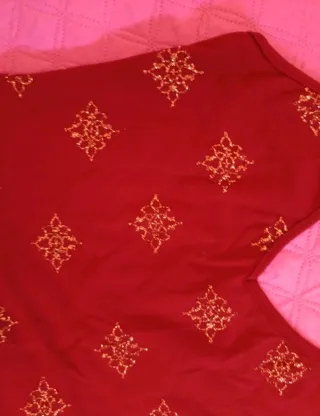 Top YK2 con dettagli oro