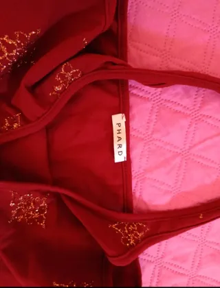 Top YK2 con dettagli oro