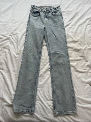 Vaqueros campana Stradivarius azul claro