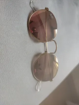 Gafas de sol Ray-Ban doradas y rosas