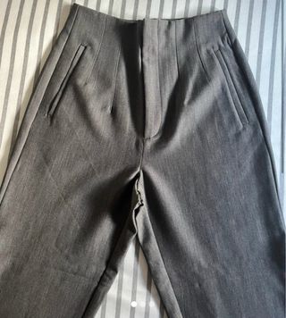 Pantalón de traje gris tiro alto