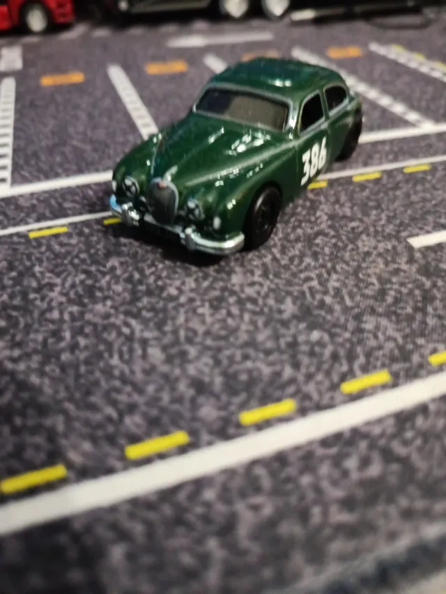 Hot Wheels Premium Jaguar MKII Verde
