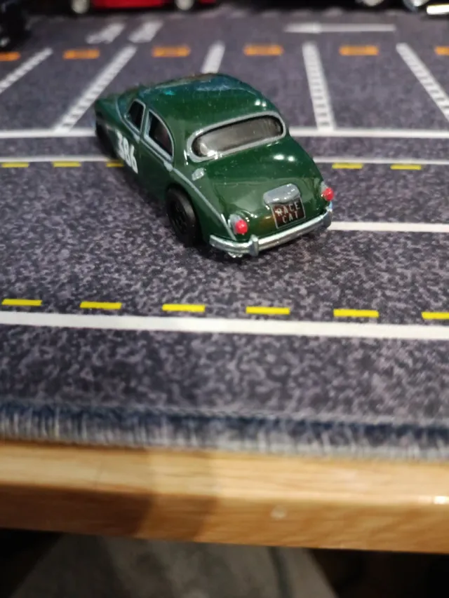 Hot Wheels Premium Jaguar MKII Verde