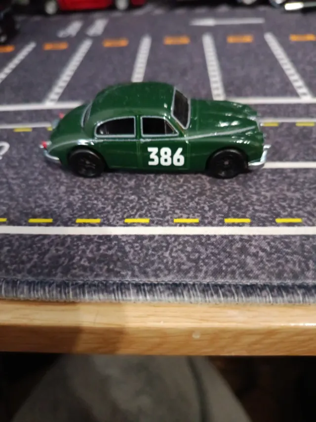 Hot Wheels Premium Jaguar MKII Verde