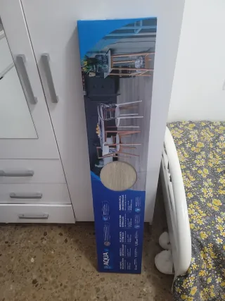 Tarimas y rodapié con paneles decorativos.