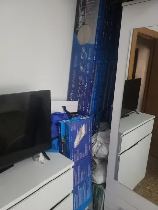 Tarimas y rodapié con paneles decorativos.