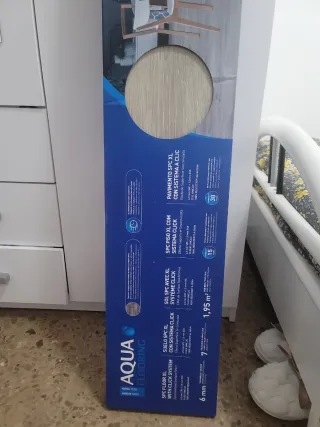 Tarimas y rodapié con paneles decorativos.