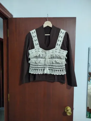 Camiseta marrón y top crochet beige