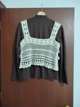 Camiseta marrón y top crochet beige