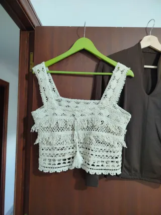 Camiseta marrón y top crochet beige