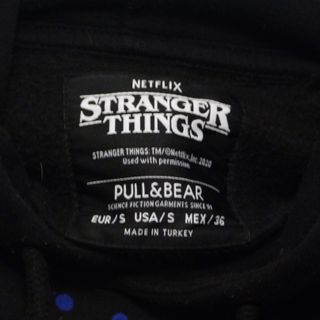 Sudadera Stranger Things x Pull&Bear Negra