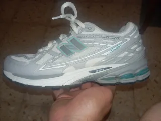 Zapatillas New Balance 1906U gris/verde azulado.