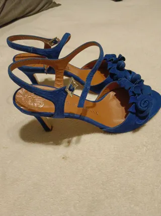 Zapatos de tacón azules con flores