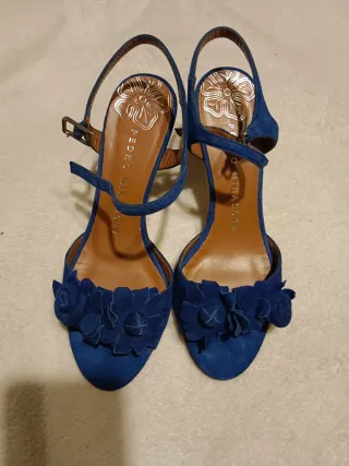 Zapatos de tacón azules con flores